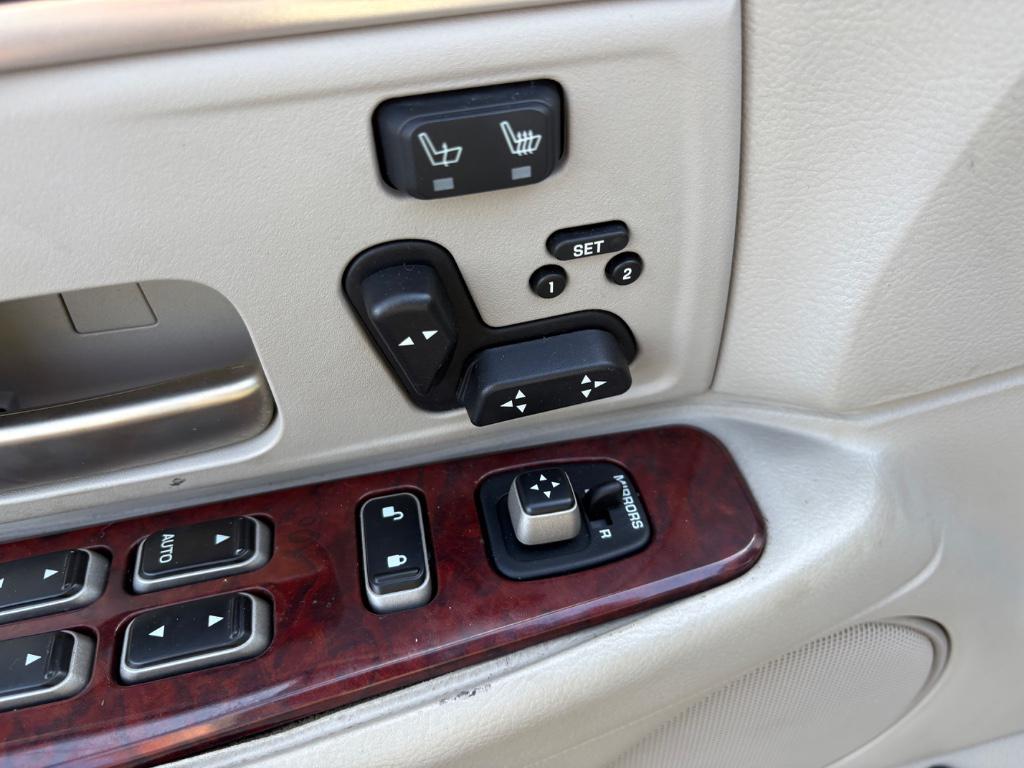 used 2003 Lincoln Town Car car, priced at $7,890