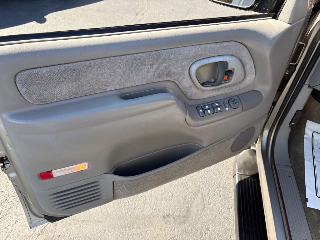 used 1999 GMC Suburban car, priced at $10,695