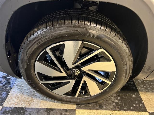 new 2026 Volkswagen Atlas car, priced at $43,828