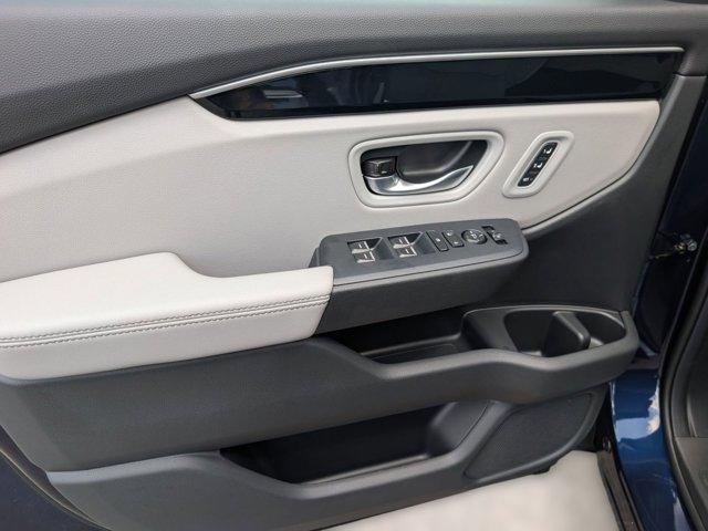 new 2025 Honda Pilot car, priced at $44,551
