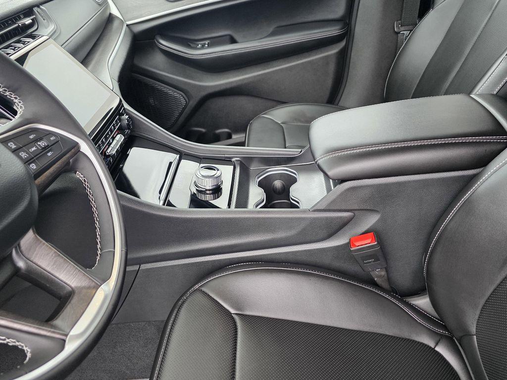 new 2025 Jeep Grand Cherokee car, priced at $45,900