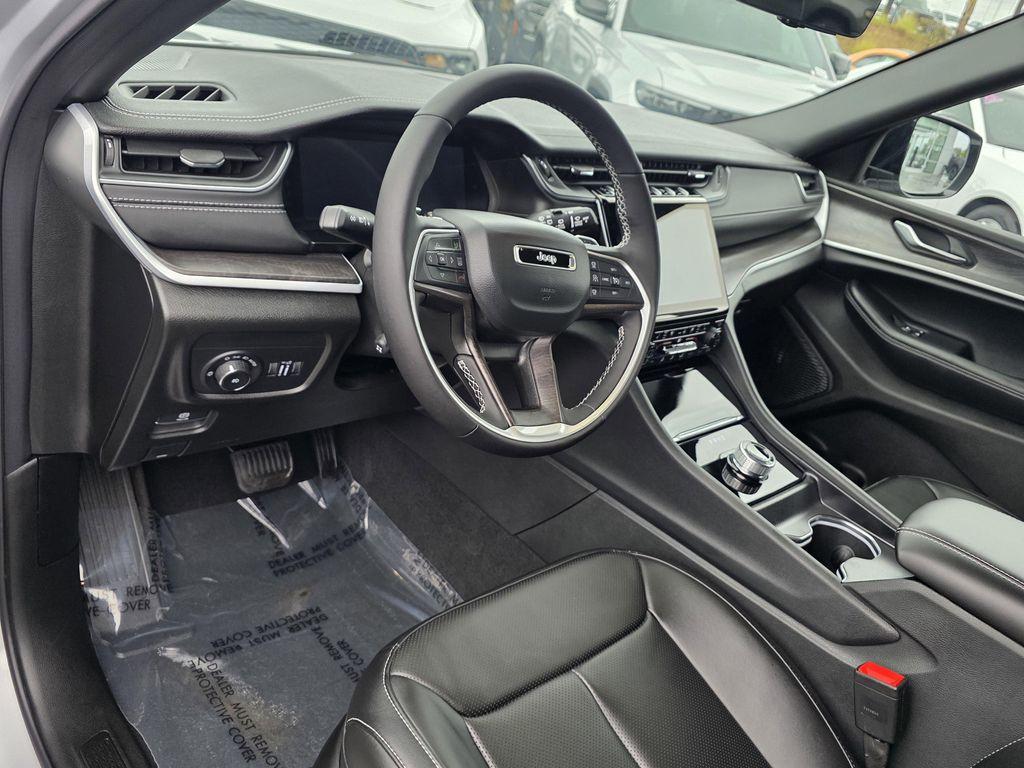 new 2025 Jeep Grand Cherokee car, priced at $45,900