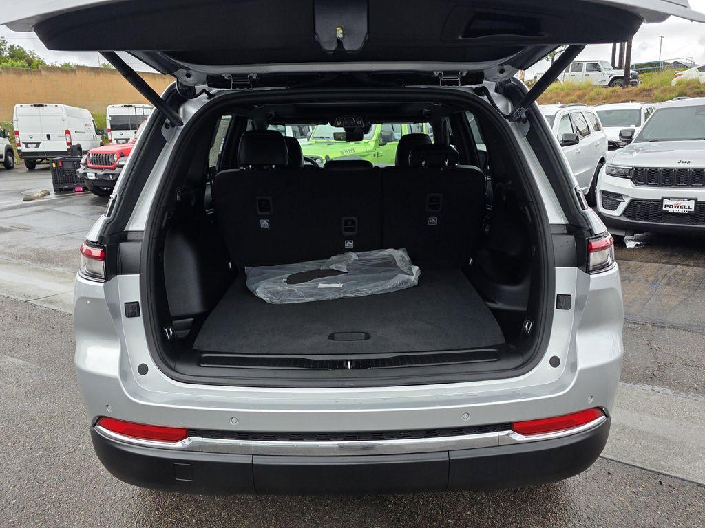 new 2025 Jeep Grand Cherokee car, priced at $45,900