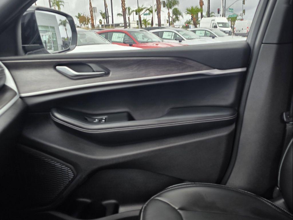 new 2025 Jeep Grand Cherokee car, priced at $45,900