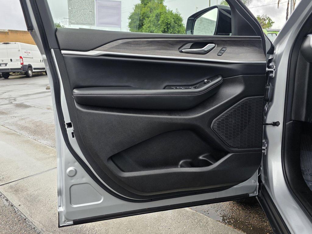 new 2025 Jeep Grand Cherokee car, priced at $45,900