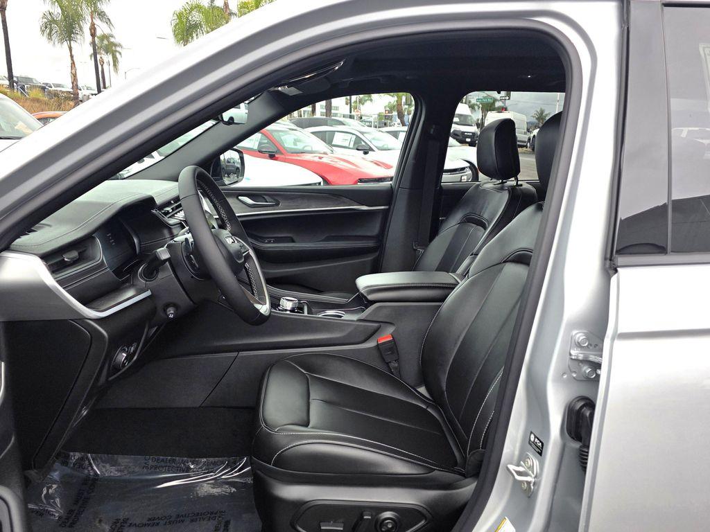 new 2025 Jeep Grand Cherokee car, priced at $45,900