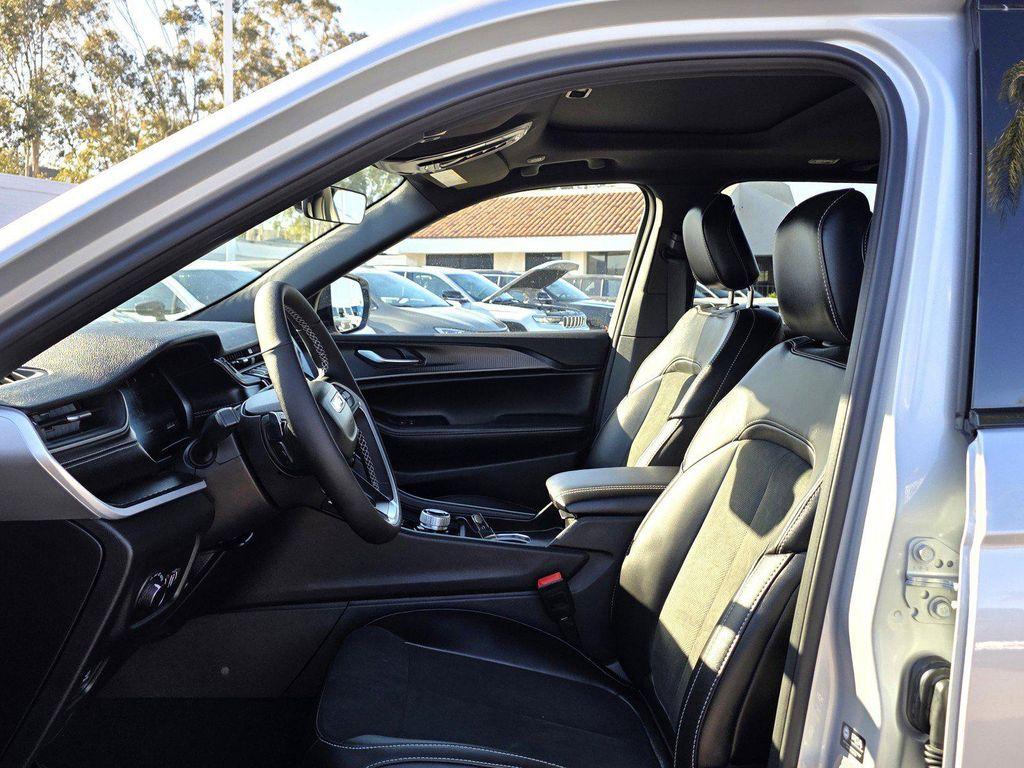 new 2025 Jeep Grand Cherokee car, priced at $37,900
