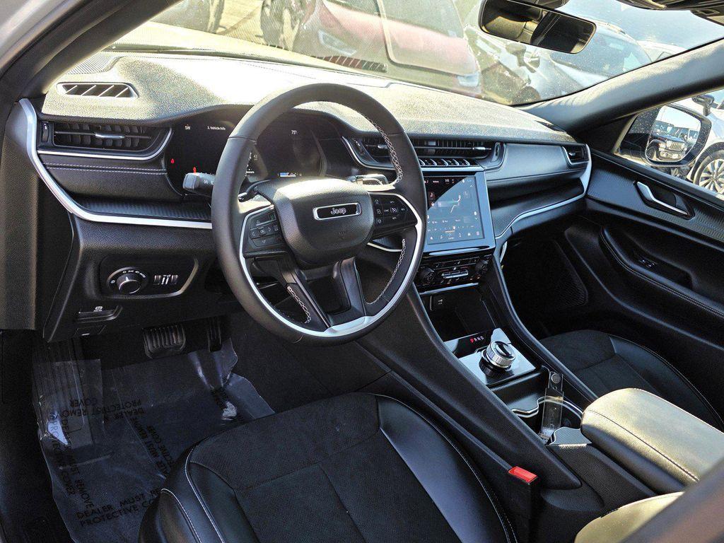 new 2025 Jeep Grand Cherokee car, priced at $37,900