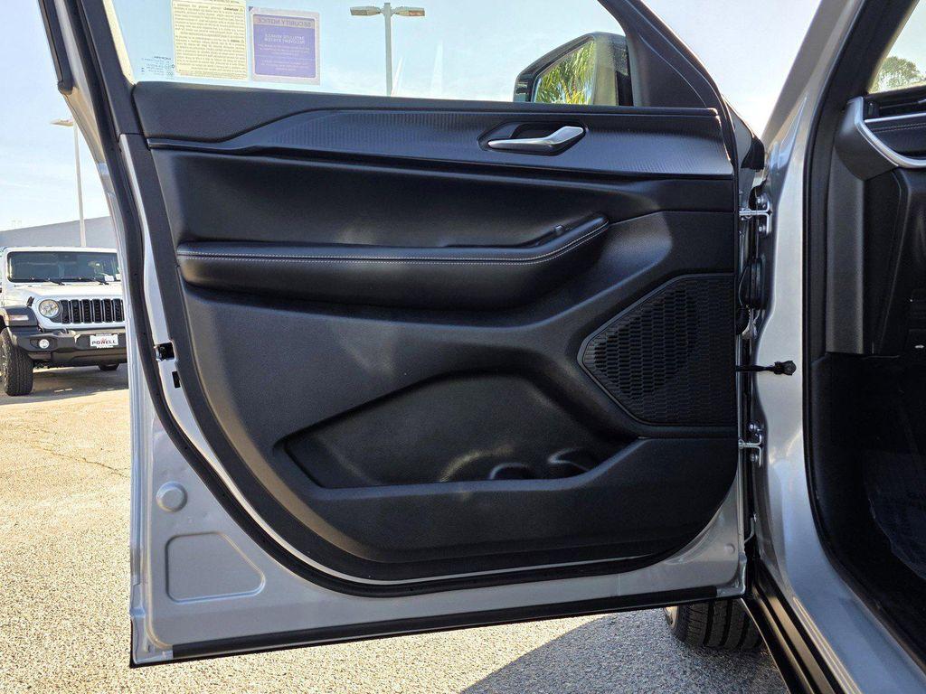 new 2025 Jeep Grand Cherokee car, priced at $37,900