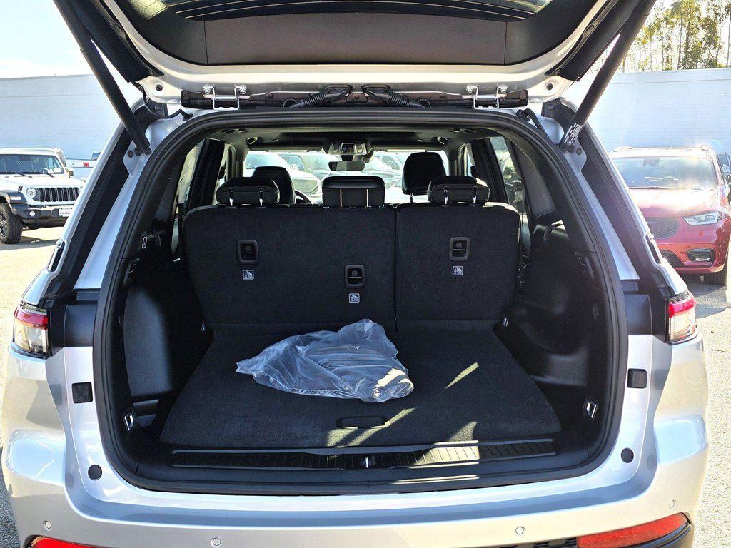 new 2025 Jeep Grand Cherokee car, priced at $37,900