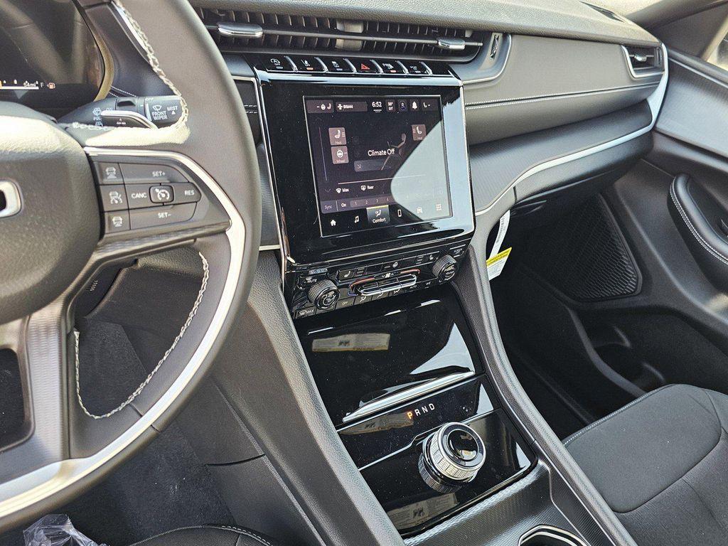 new 2025 Jeep Grand Cherokee car, priced at $37,900