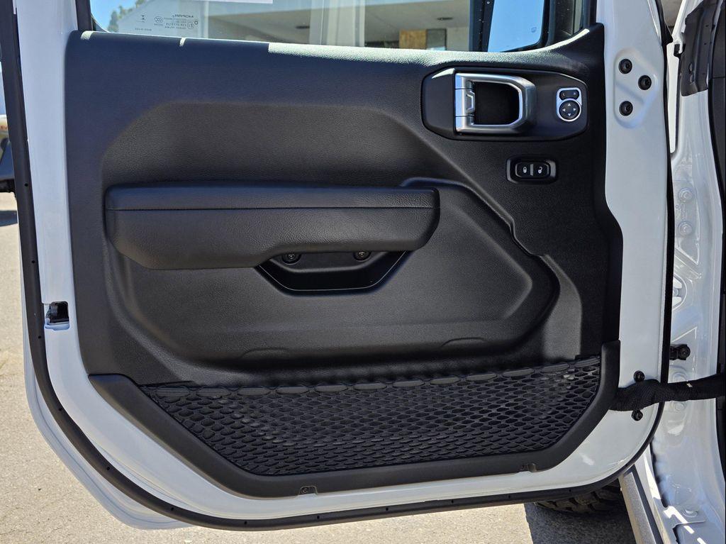 new 2025 Jeep Gladiator car, priced at $46,900