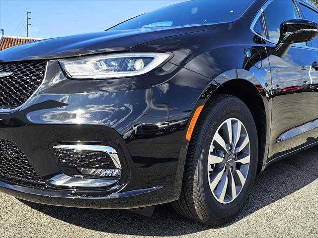 new 2025 Chrysler Pacifica Hybrid car, priced at $37,900