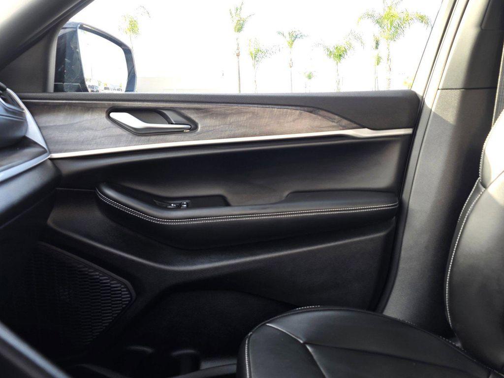 new 2025 Jeep Grand Cherokee car, priced at $47,800