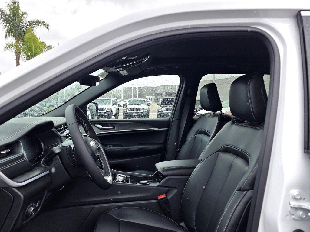 new 2025 Jeep Grand Cherokee car, priced at $44,900