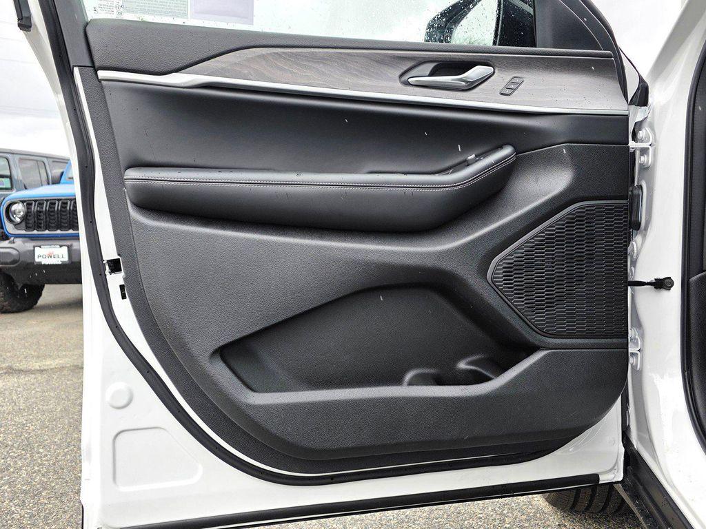 new 2025 Jeep Grand Cherokee car, priced at $44,900