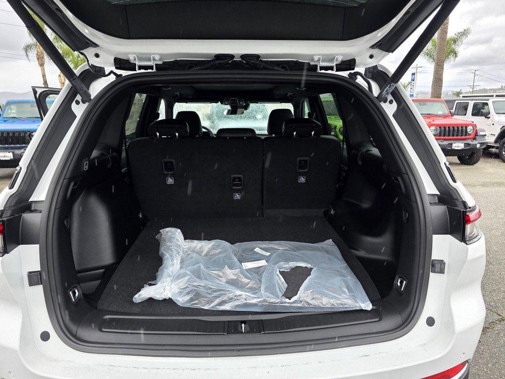 new 2025 Jeep Grand Cherokee car, priced at $44,900