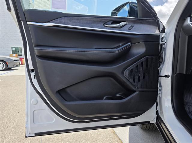 new 2025 Jeep Grand Cherokee car, priced at $45,900