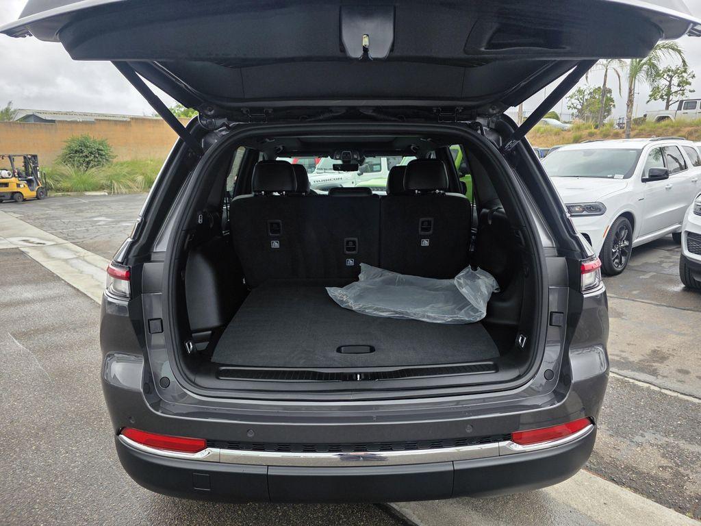 new 2025 Jeep Grand Cherokee car, priced at $45,900