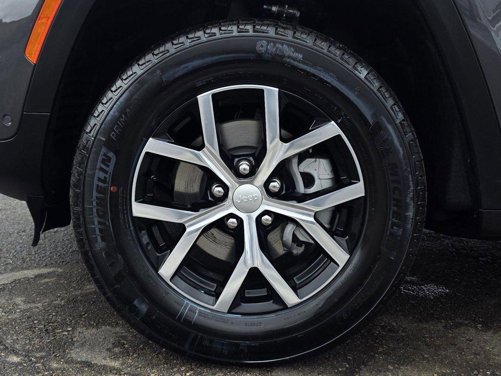 new 2025 Jeep Grand Cherokee car, priced at $45,900