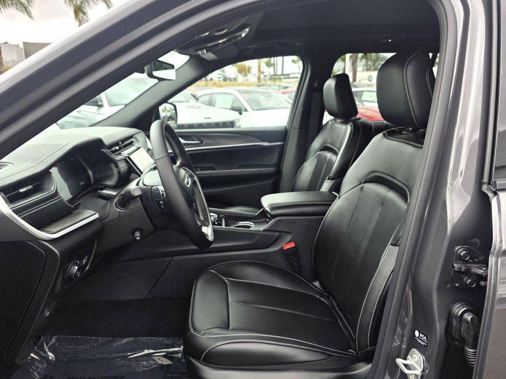 new 2025 Jeep Grand Cherokee car, priced at $45,900