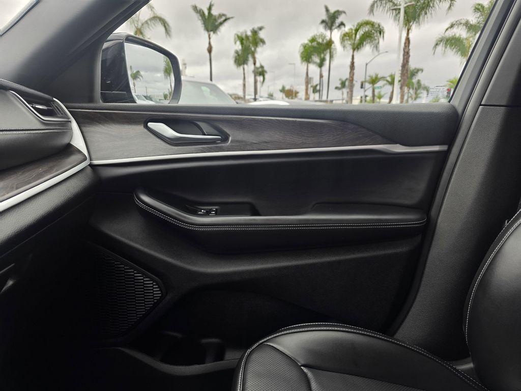 new 2025 Jeep Grand Cherokee car, priced at $45,900