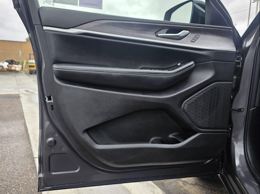 new 2025 Jeep Grand Cherokee car, priced at $45,900