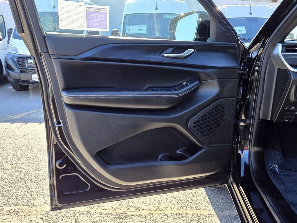 new 2025 Jeep Grand Cherokee L car, priced at $39,500