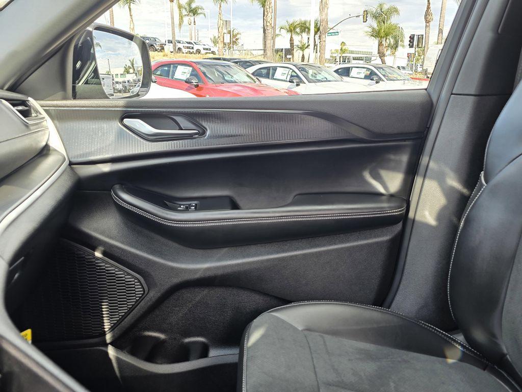 new 2025 Jeep Grand Cherokee car, priced at $38,900