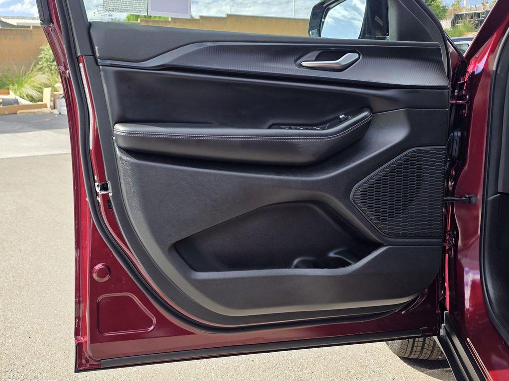 new 2025 Jeep Grand Cherokee car, priced at $38,900