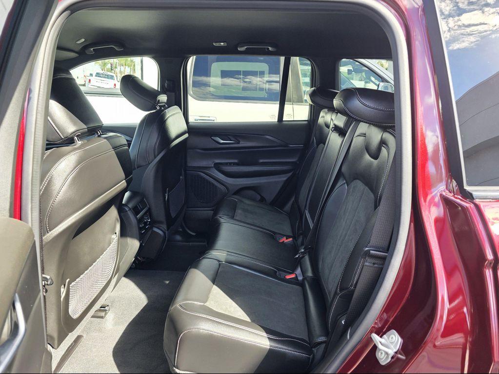 new 2025 Jeep Grand Cherokee car, priced at $38,900