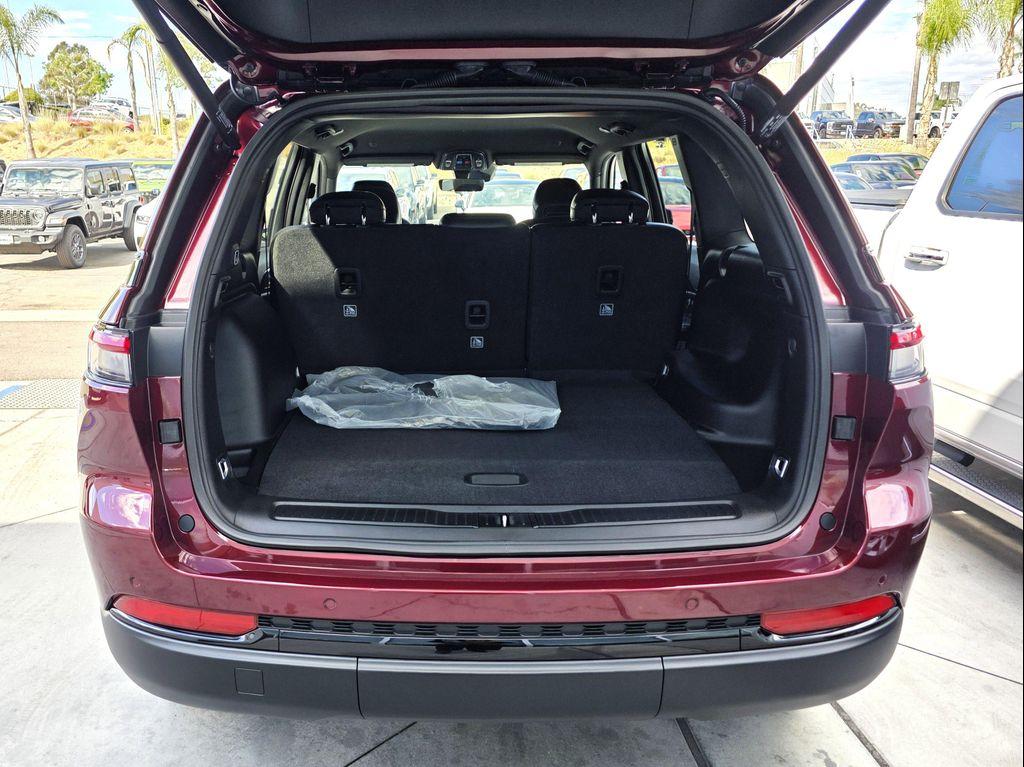 new 2025 Jeep Grand Cherokee car, priced at $38,900