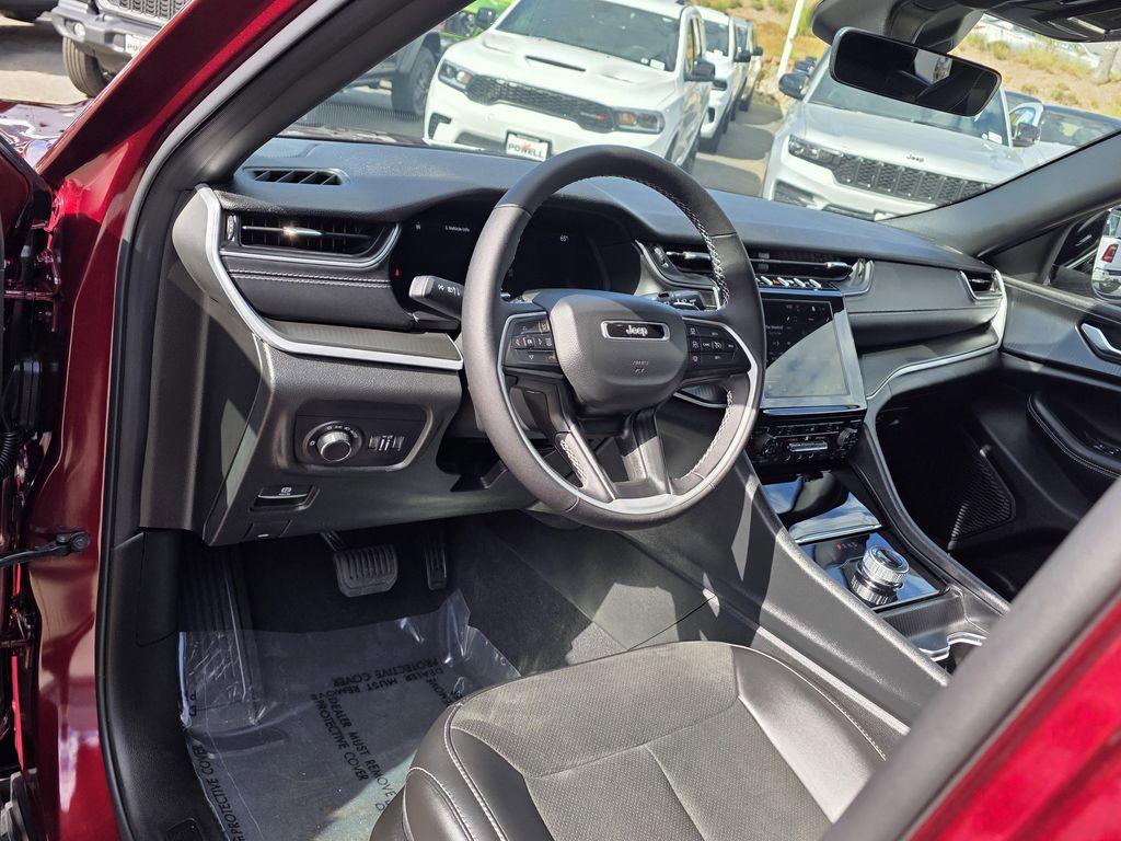 new 2025 Jeep Grand Cherokee car, priced at $38,900