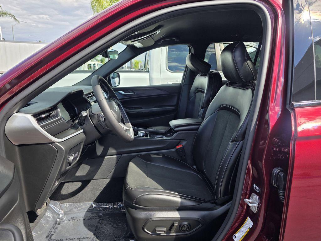 new 2025 Jeep Grand Cherokee car, priced at $38,900