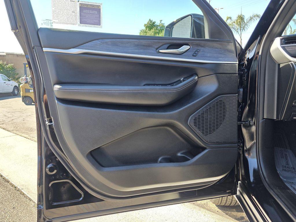 new 2025 Jeep Grand Cherokee car, priced at $45,900