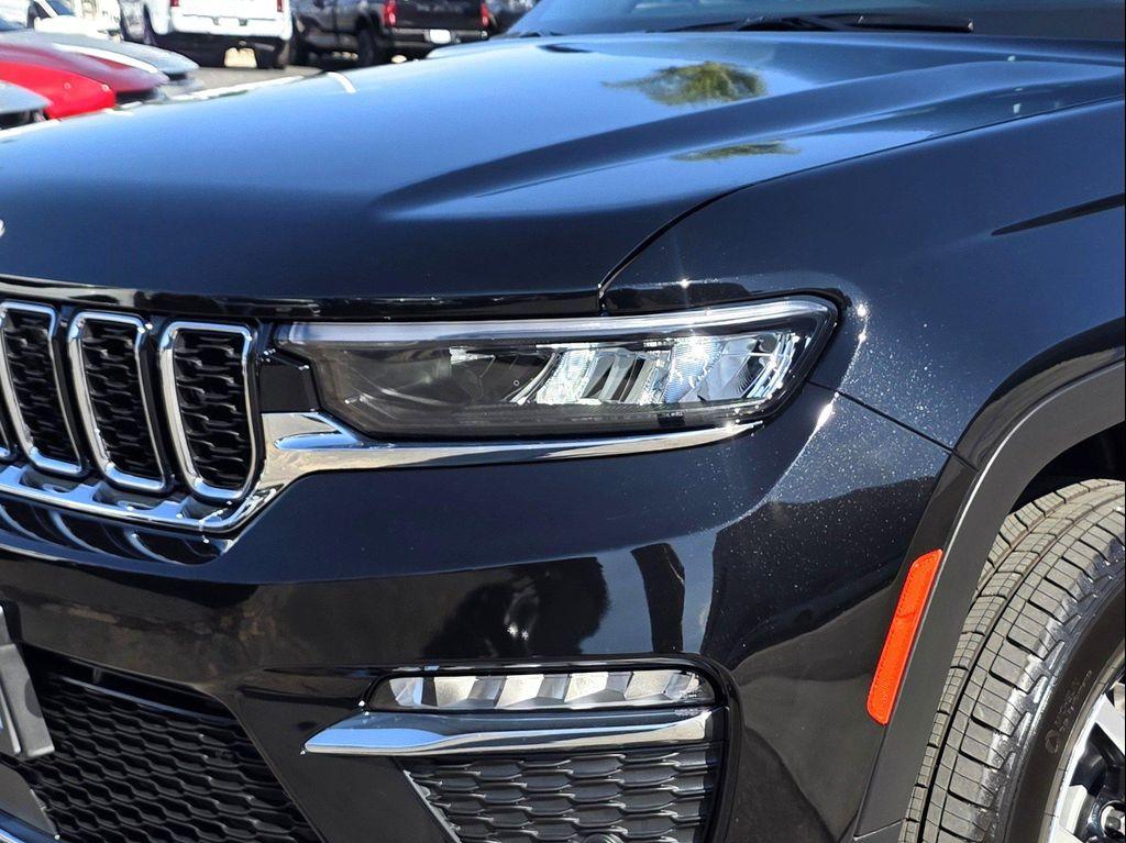 new 2025 Jeep Grand Cherokee car, priced at $45,900