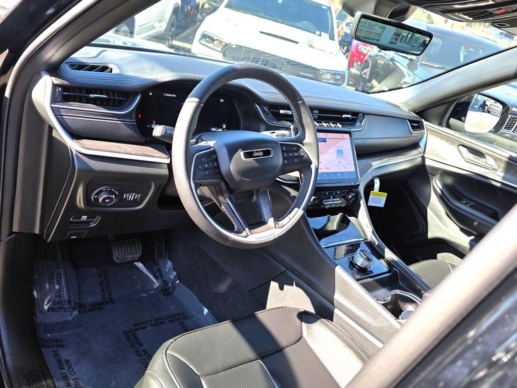 new 2025 Jeep Grand Cherokee car, priced at $45,900