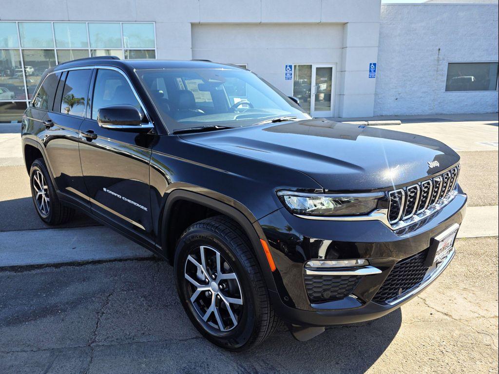 new 2025 Jeep Grand Cherokee car, priced at $45,900