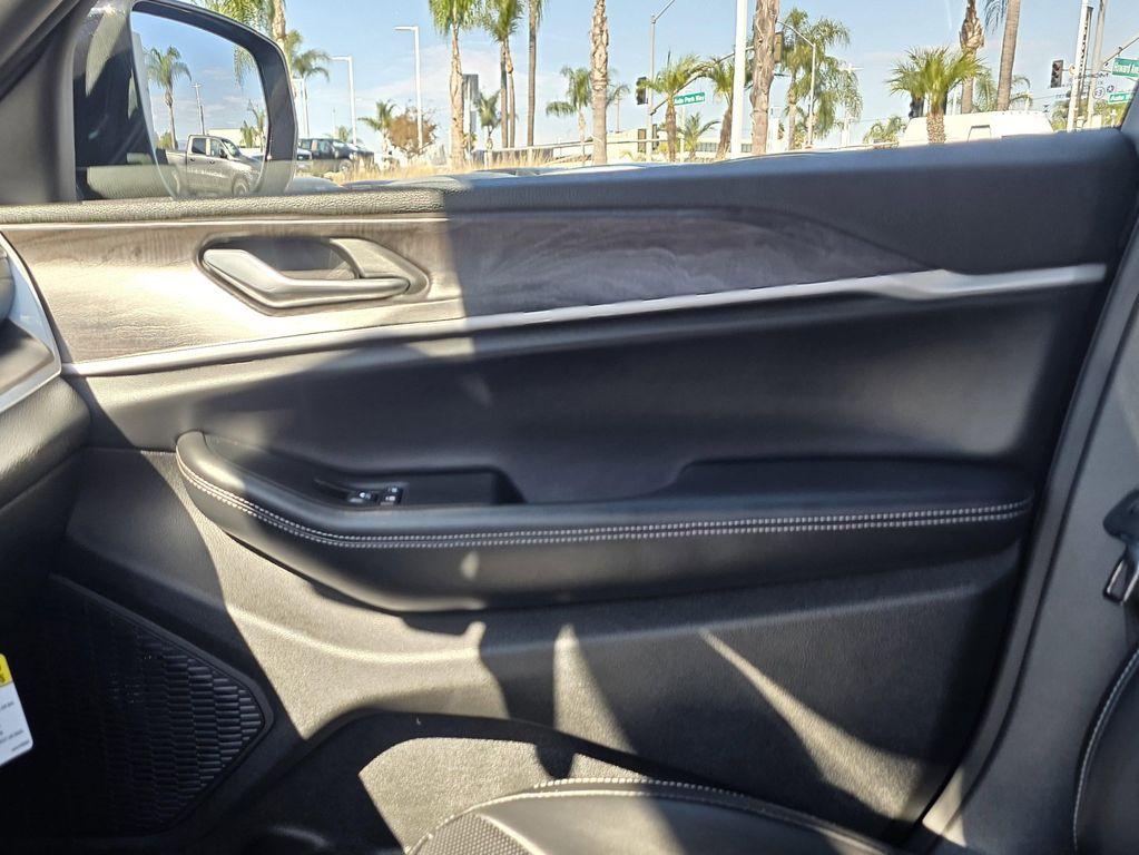 new 2025 Jeep Grand Cherokee car, priced at $45,900