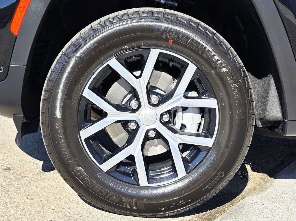 new 2025 Jeep Grand Cherokee car, priced at $45,900