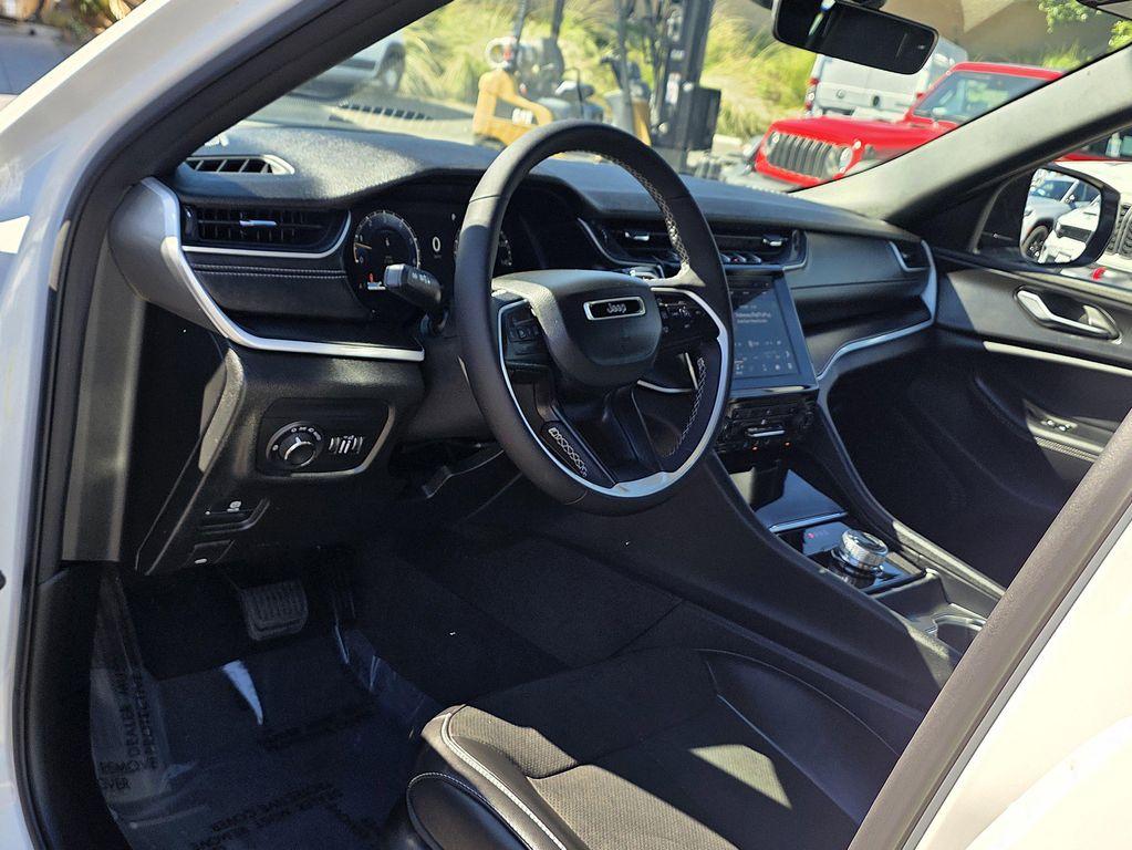 new 2025 Jeep Grand Cherokee car, priced at $37,900