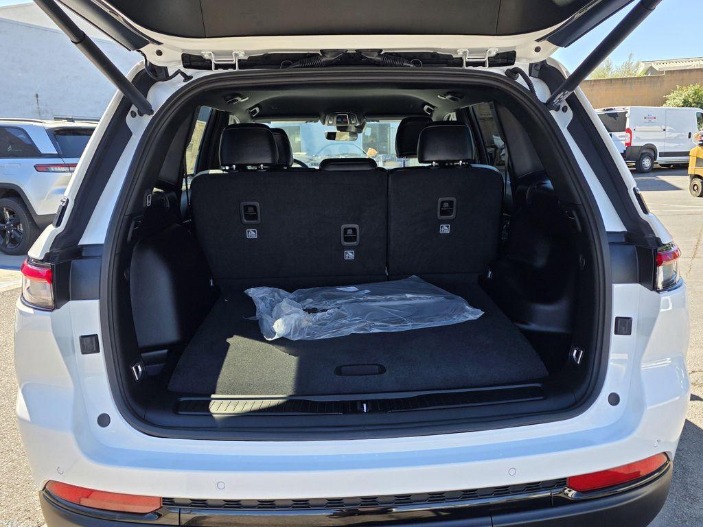 new 2025 Jeep Grand Cherokee car, priced at $37,900