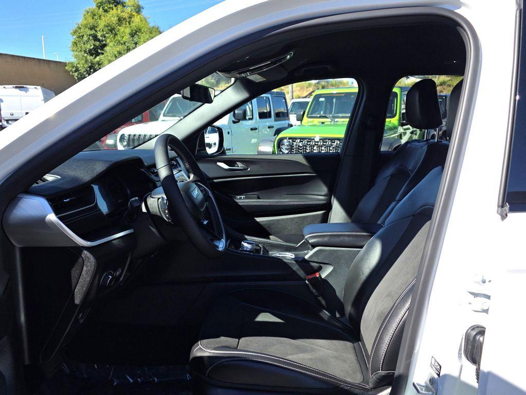 new 2025 Jeep Grand Cherokee car, priced at $37,900