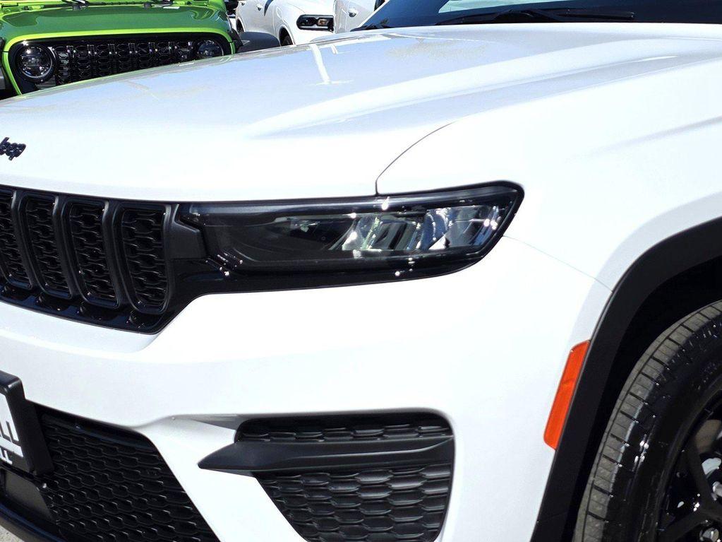 new 2025 Jeep Grand Cherokee car, priced at $37,900