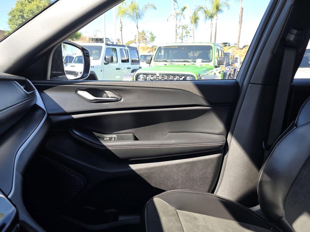 new 2025 Jeep Grand Cherokee car, priced at $37,900