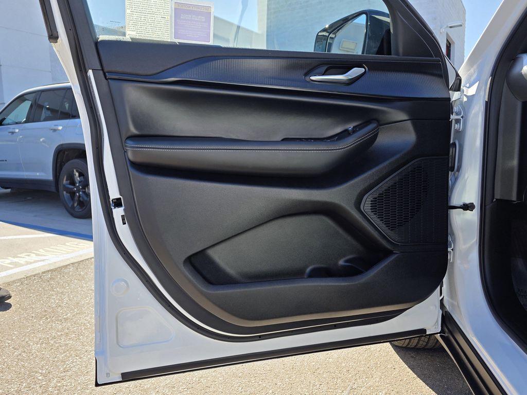 new 2025 Jeep Grand Cherokee car, priced at $37,900