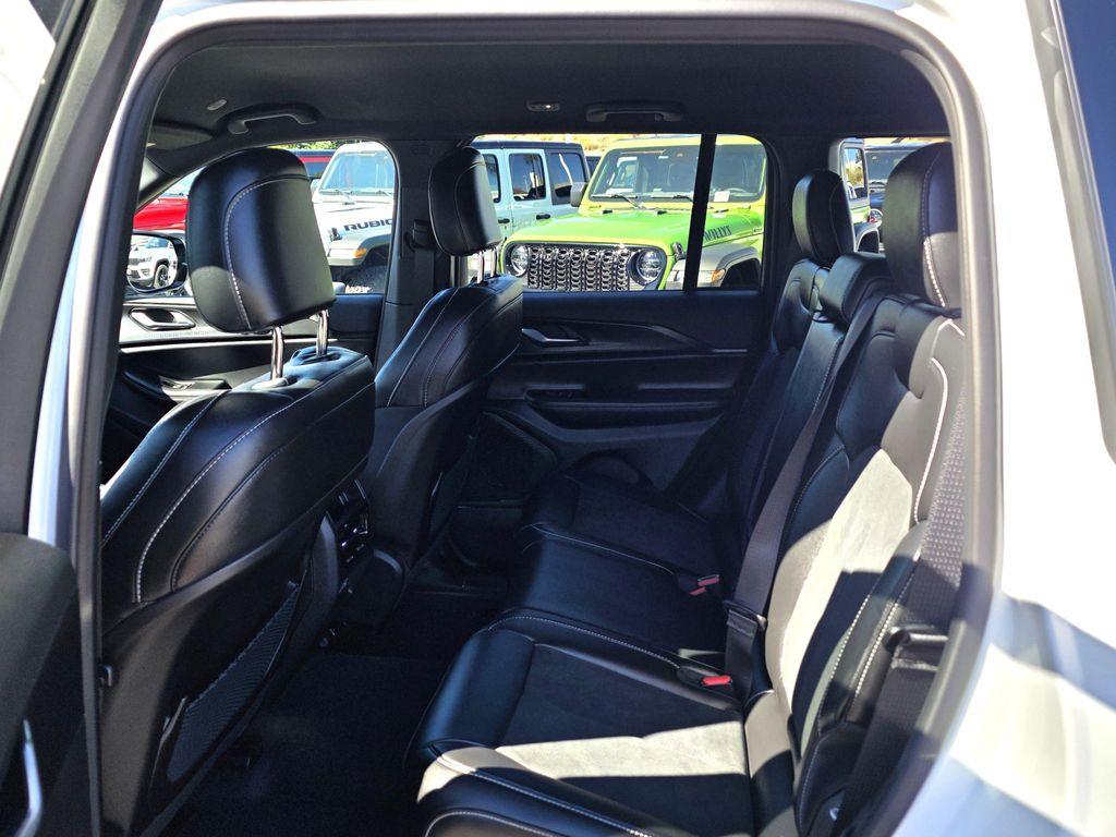 new 2025 Jeep Grand Cherokee car, priced at $37,900