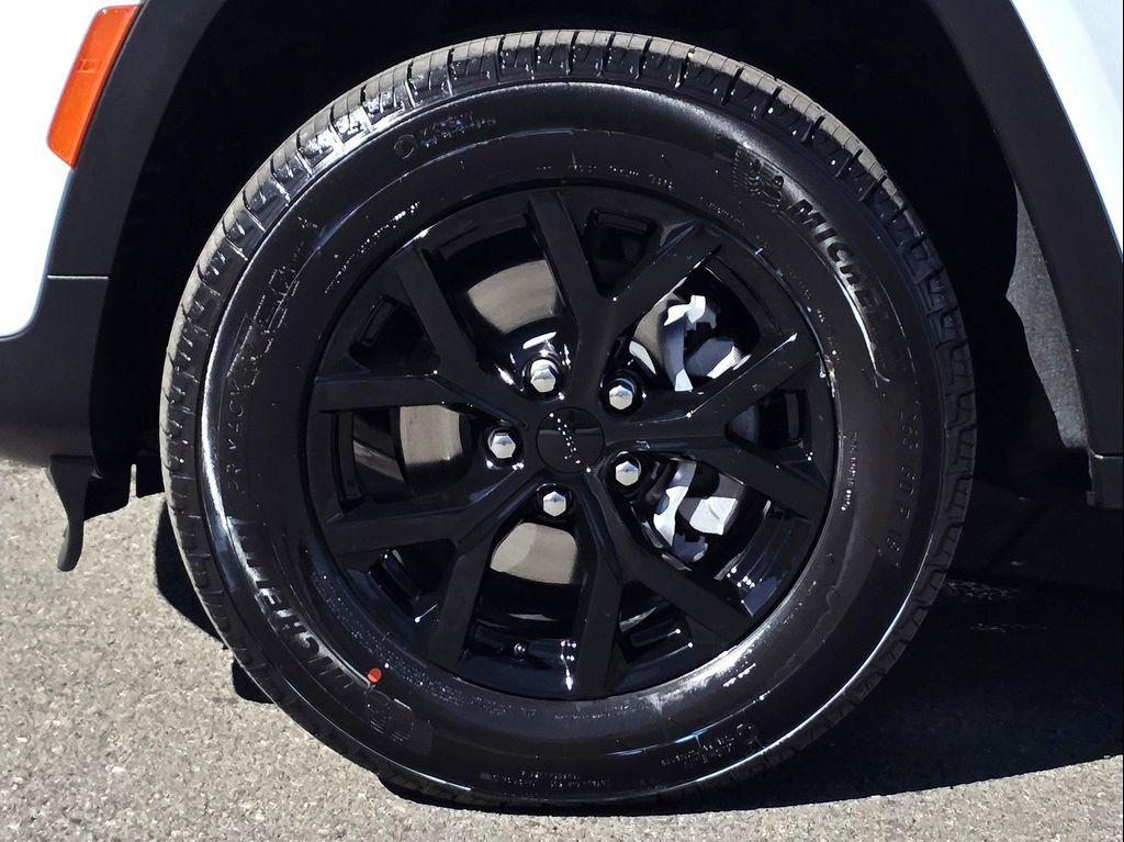 new 2025 Jeep Grand Cherokee car, priced at $37,900