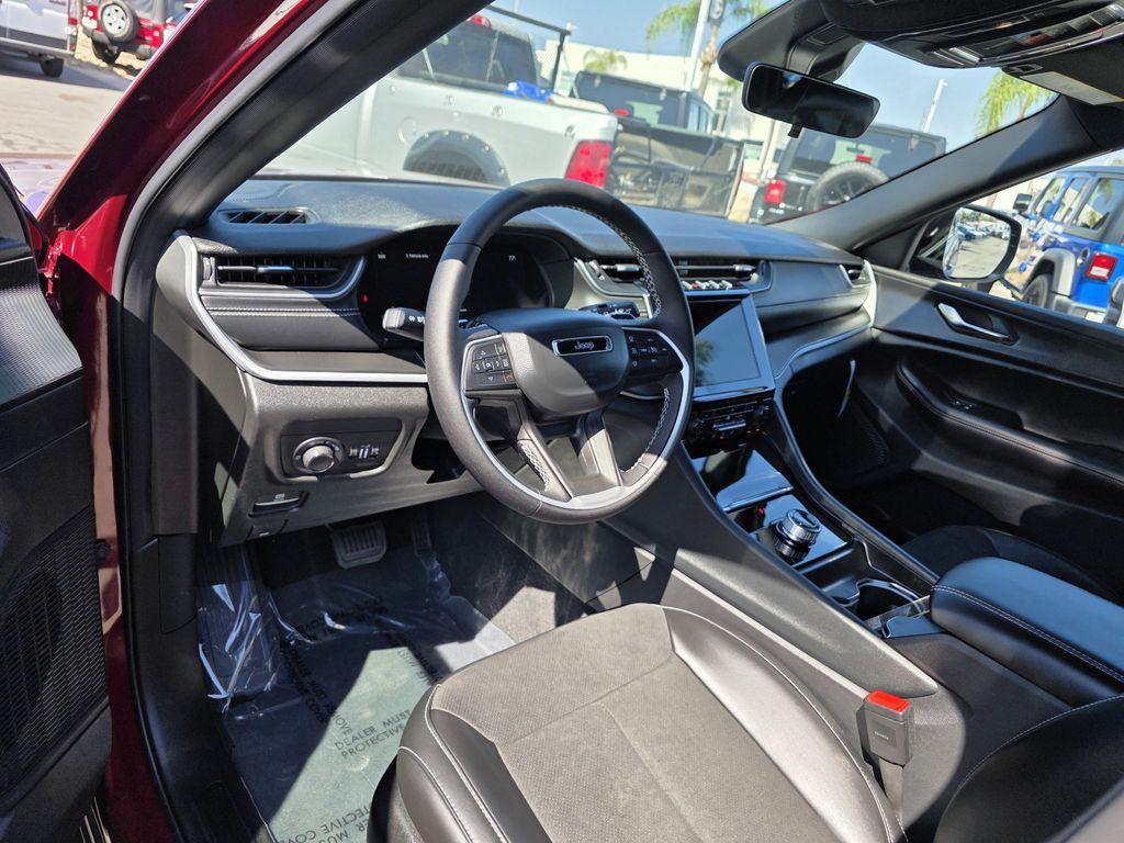 new 2025 Jeep Grand Cherokee L car, priced at $39,900