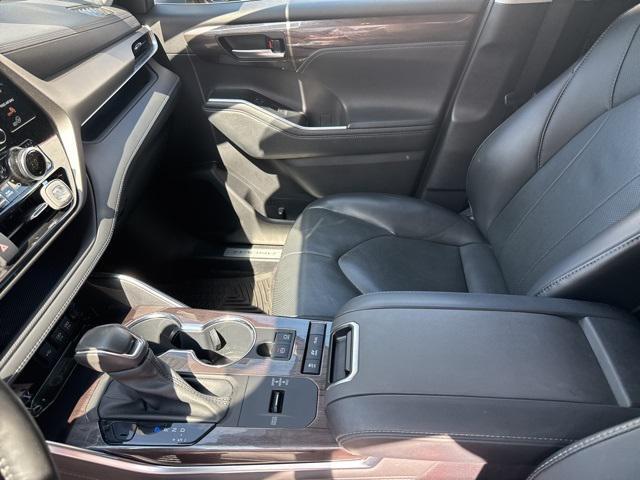 used 2021 Toyota Highlander Hybrid car, priced at $38,900